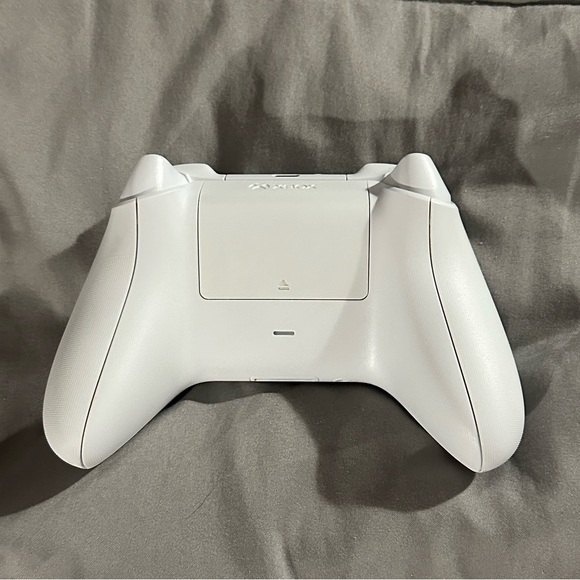 Microsoft Xbox Series S 512GB White System Console W/ White Controller & Cords - Picture 7 of 9